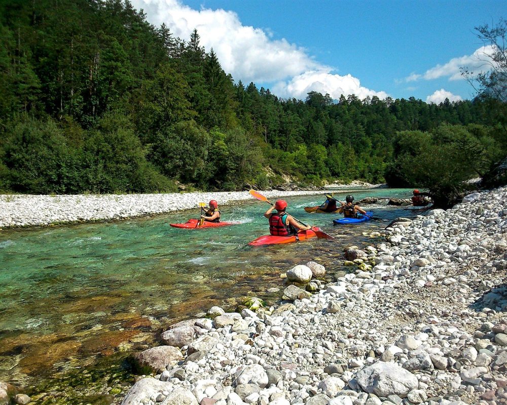 Charmig kajakpaddling i Sveriges skärgård - Bild.