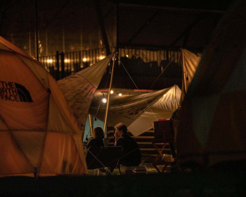 Campingens alla dimensioner som en del av det enkla livet i naturen - Bild.