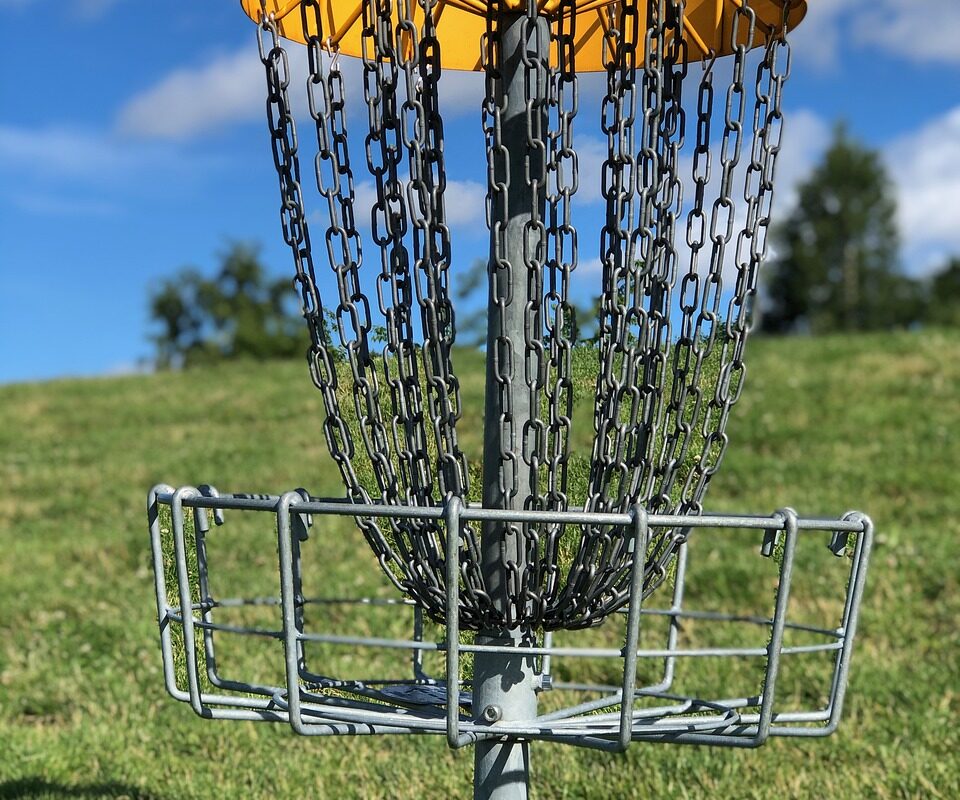 Frisbeefärdigheter på åkrar och i parker - Bild.