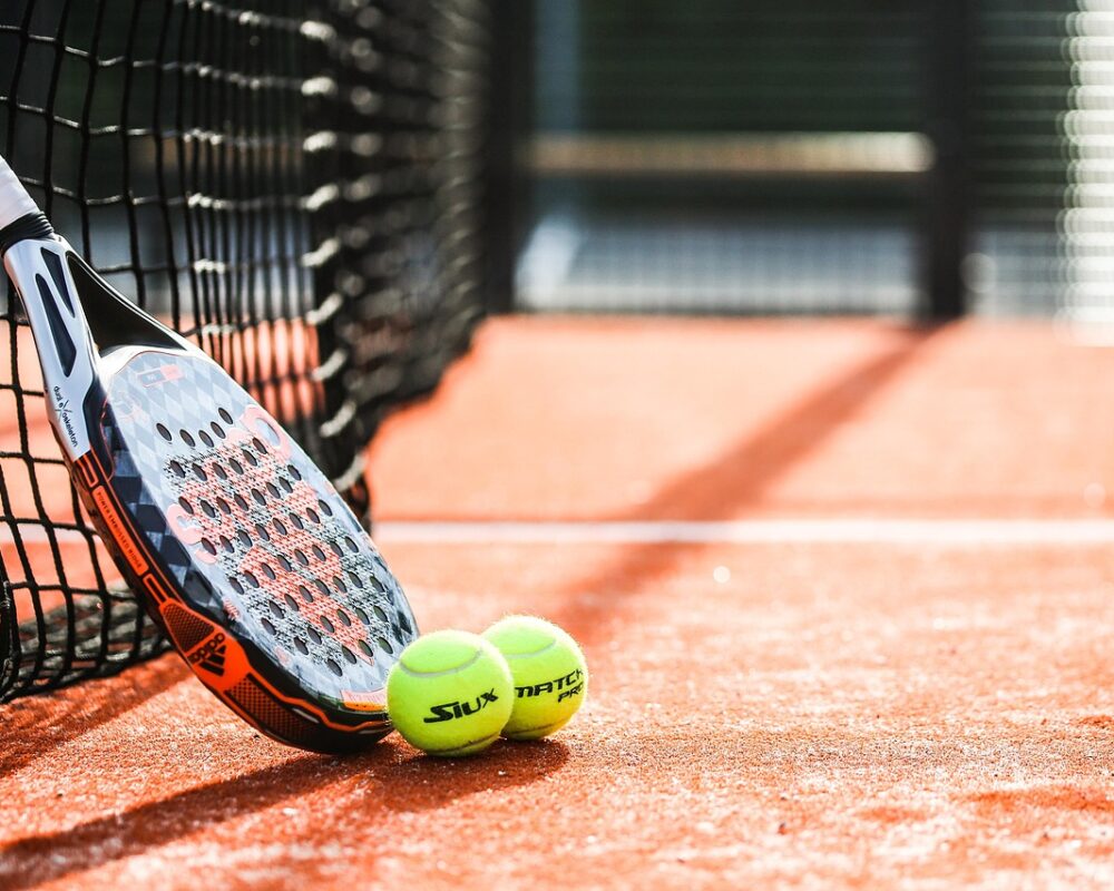 Upptäck glädjen med den sociala sporten padel - Bild.